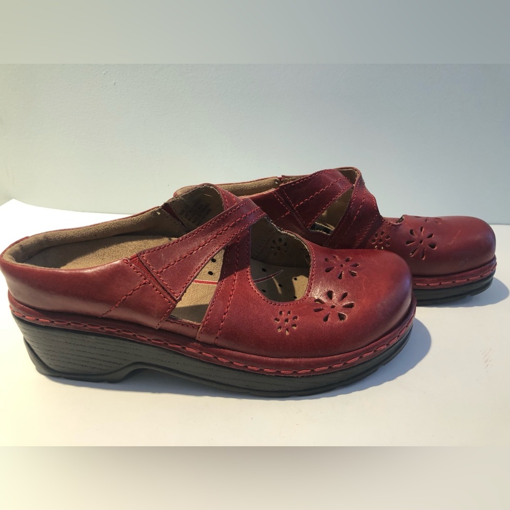 Klogs 8 red clogs LIKE NEW